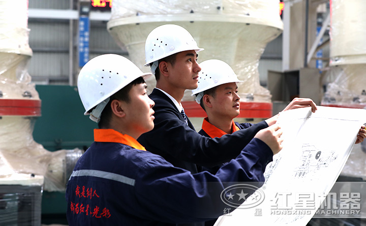 精湛技术人员现场指导设备的生产、制造