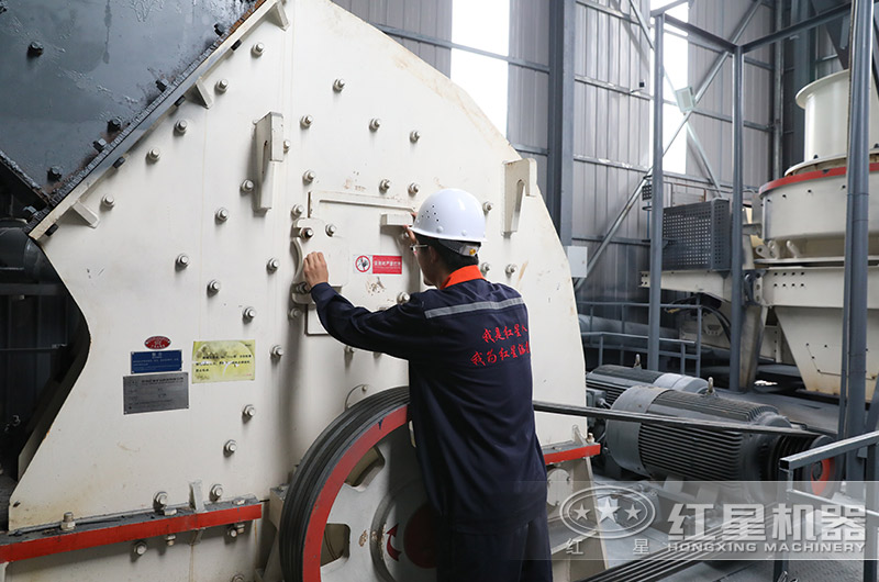 乐鱼技术人员为客户调试锤破设备
