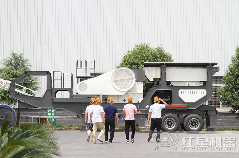 乐鱼人员带客户参观移动破碎机